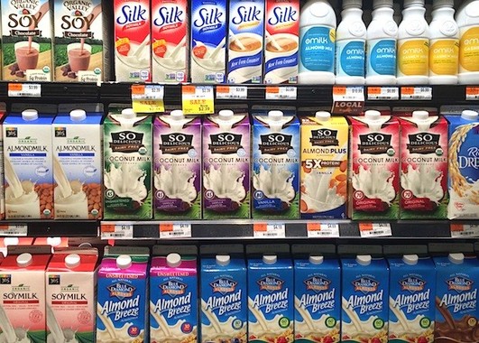 米国などのスーパーで牛乳由来ではないミルク製品の売り場が拡大している