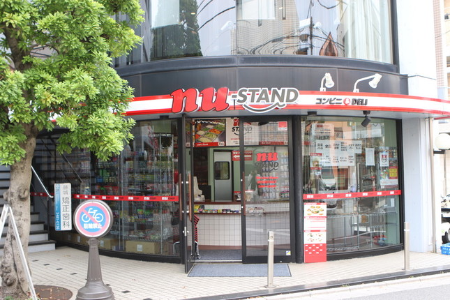 下北沢にオープンした「nu-STAND」。一見すると普通のコンビニ風。
