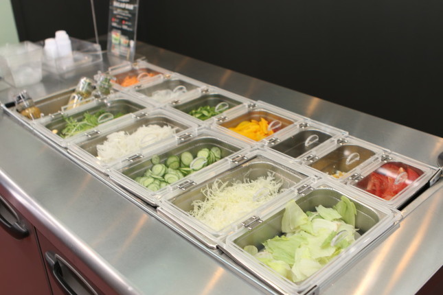 サラダバー。カット野菜を仕入れるのではなく、店で毎日作っている
