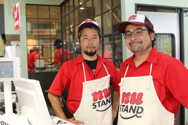 水谷聡男社長（右）と、前田裕司店長（左）
