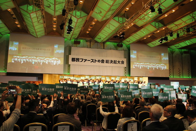 48人の公認候補者が多くの来場者の前に立った