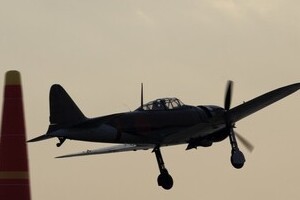 「零戦」が幕張の空を舞う　「レッドブル・エアレース」開幕