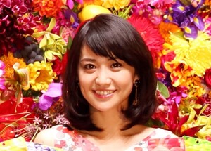 大島優子が恍惚の表情　「二次元ボディ」アイドルの胸を鷲掴み