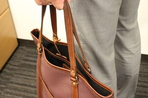 「トートバッグで出社したら怒られた」　マナー違反？専門家に聞く
