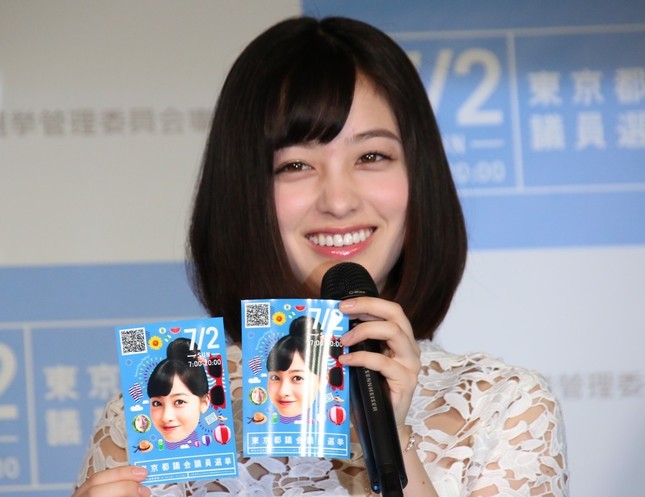 プリントアウトされた都議選ミニポスターを手に持つ橋本環奈さん