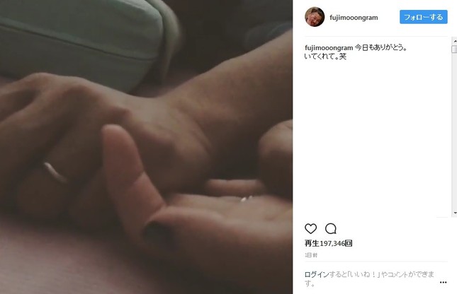 木下さんの手をギュッと握る藤本さん（画像は公式インスタグラムのスクリーンショット）