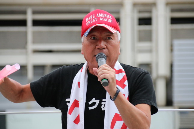 サイリウム片手に演説するマック氏