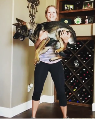 犬を抱いて筋トレをするアリッサさんたち（Instagramの#squatyourdogより）と、猫を抱くトラビス氏（Instagramのtravbeachboyより）