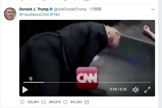 トランプ氏がツイッターで投稿した動画。頭部に「CNN」のロゴがついた男性をトランプ氏が倒し、押さえつけている。