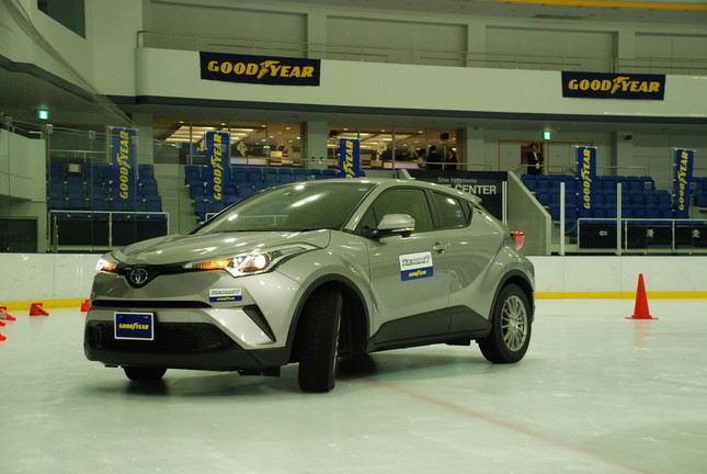 横浜市内のスケートリンクで行われた日本グッドイヤーの新型スタッドレスの試乗会