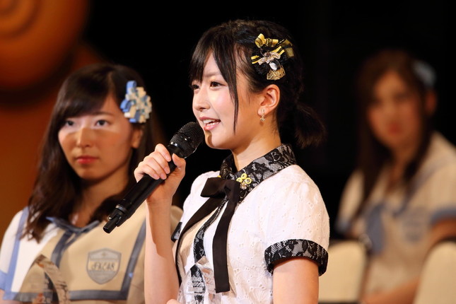 6月17日に行われた「選抜総選挙」で結婚宣言する須藤凜々花さん。会場からは驚きの声があがった