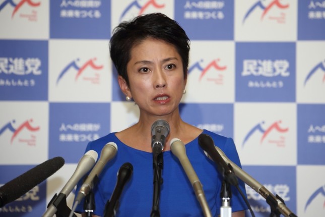 国会内で記者会見する民進党の蓮舫代表。「二重国籍」問題をめぐり7月18日に記者会見することを発表した