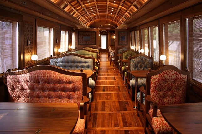 「ゴールドクラス」の客席。木をふんだんに利用している