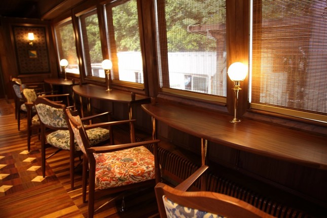 海を眺められる2人掛けの座席もある