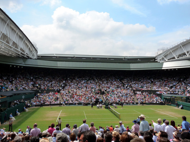 ウィンブルドン選手権の競技会場「オールイングランド・ローンテニス・アンド・クローケー・クラブ」センターコート（写真はWikimedia Commonsから。作者：Squeaky Knees from Cornwall, UK）