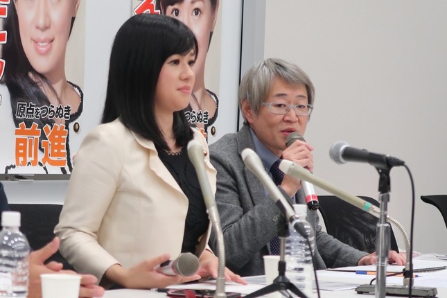 森友学園をめぐる集会で発言する上西小百合衆院議員（左）と公設秘書の笹原雄一氏（右）（2017年3月撮影）