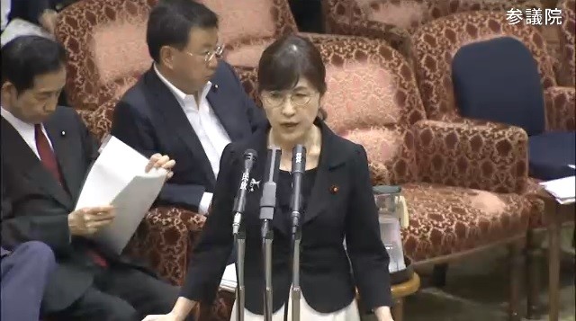 長い髪を後ろに結わく稲田前防衛相（画像は参院インターネット中継より）
