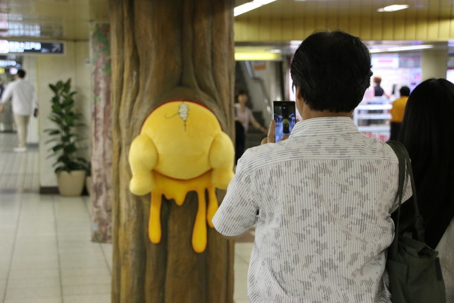 スマホで撮影する人も