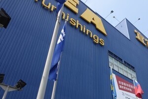 「インスタ映え」の暴走　IKEAでカートに乗るJKが増殖中