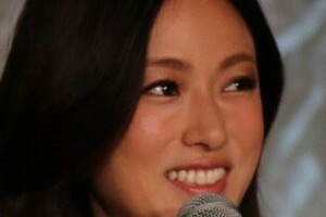 深田恭子がイチャイチャ写真32枚　「俺にもして！」と希望者殺到