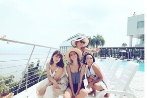 スザンヌが水着で体育座り　「ママなのにこんなにかわいいなんて...」