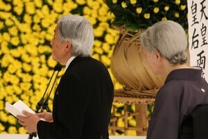 戦没者追悼式で天皇陛下が「お言葉」　退出前、記者が見た異変