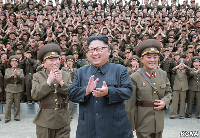 朝鮮人民軍戦略軍の司令部を訪れ、満面の笑みを浮かべる金正恩氏（朝鮮中央通信より）