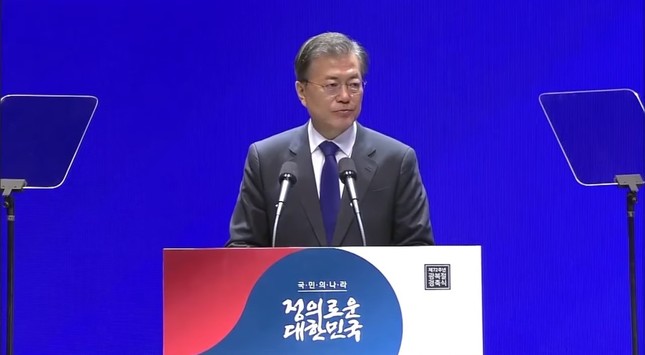 8月15日の式典で演説する韓国の文在寅（ムン・ジェイン）大統領。慰安婦問題をめぐる日韓合意には言及しなかった（写真は大統領府の動画から）