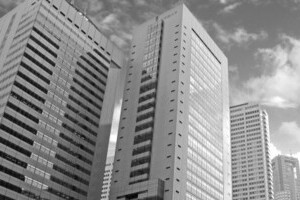 電通の下方修正と株価低迷　「過労自殺」問題との関係