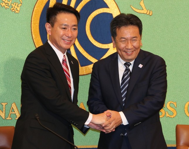 笑顔で握手する前原氏と枝野氏