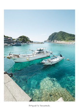 岸辺に停泊する船（写真は岡田拓也さん提供）