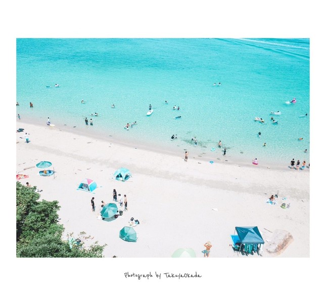 多くの人々が海水浴をしている（同）