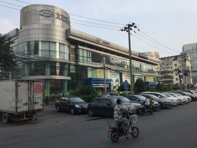 北京現代の専売店の周りに駐車している車には、ほとんど現代ブランドの車はない=北京市内で