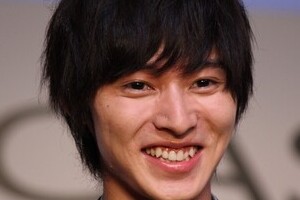 山崎賢人の「肌荒れ」に心配の声　菅田将暉とツーショット公開も...