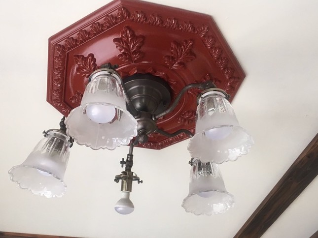 待合室に照明された照明。電球が一部露出した状態になっていた（画像はツイッターより。投稿者の許諾を得て使用しています）