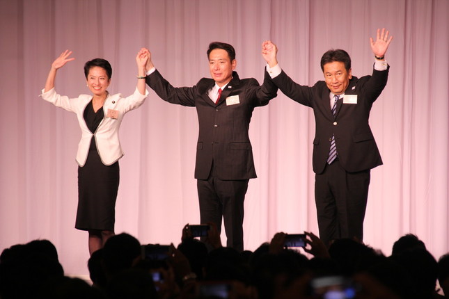 蓮舫前代表（左）、枝野幸男氏（右）と檀上で手をつなぐ前原氏