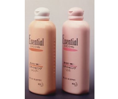 初めてのきざみ入り容器「Essential」　左のシャンプーにきざみがついている（画像は同社提供）