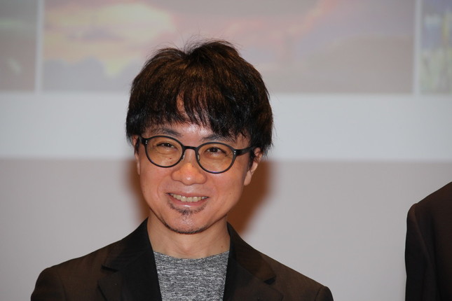 笑い方も控えめな新海監督