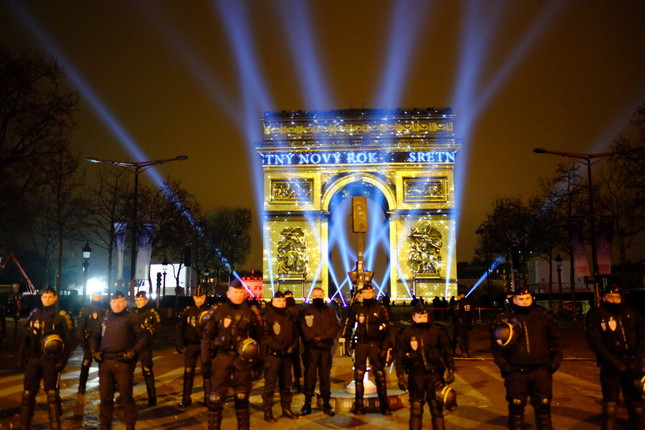 パリの凱旋門を警備する警官たち（2017年1月1日未明）