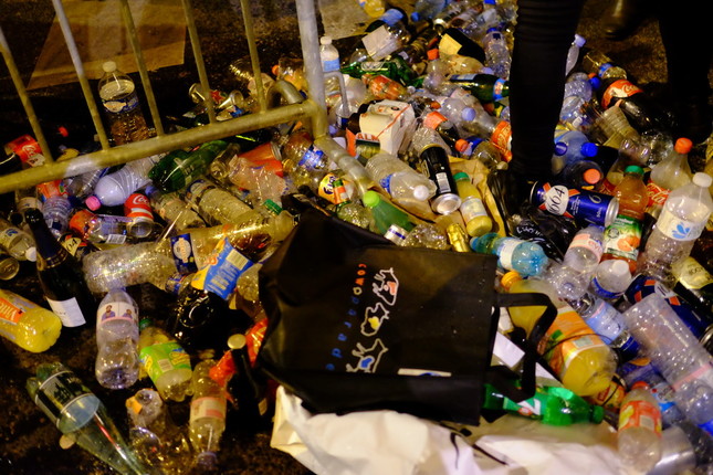 凱旋門の検問で捨てさせられた液体入りボトルの山