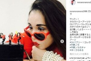 平野ノラ、ナチュラルメイク×眼鏡姿が美人すぎ　一緒にガチャガチャ楽しむ男性は...