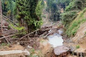 【水害日本・福岡県朝倉市の今（1）】 流木・土石の爪痕大きい黒川地区を歩く 広い泥の河原は元々水田　巨岩が堤に点在したまま