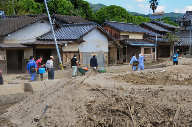 杷木林田地区で、被災した家々にボランティアが向かう
