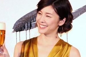竹内結子「妖艶」ドレス姿　インスタ写真に「女神だ」「死ぬほど美しい」