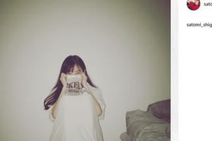 重盛さと美、美脚インスタ披露　ファン「枕が羨ましい」