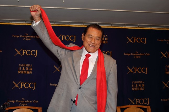 記者会見するアントニオ猪木参院議員