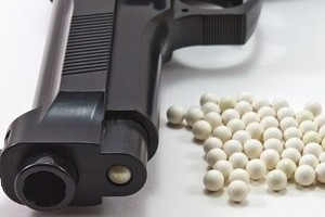 ジャニーズの一部ファンが「スタッフにエアガン発砲」 「普通に警察沙汰では？」