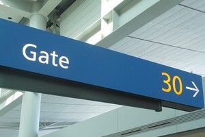 海外へ行く日本人にも課税？　「新・出国税」検討の行方