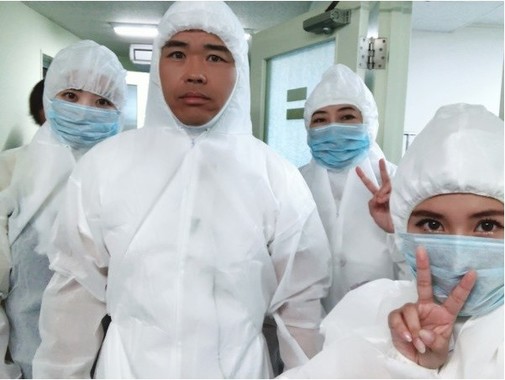 品川祐さん（左から2番目）とロケメンバーとの写真（写真は品川さんのブログより）