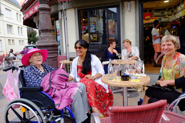 高齢女性（左）の面倒を見る南太平洋のタヒチ出身の女性（中央）。フランス領から移り住む人も多い（仏北西部ドーヴィルで）